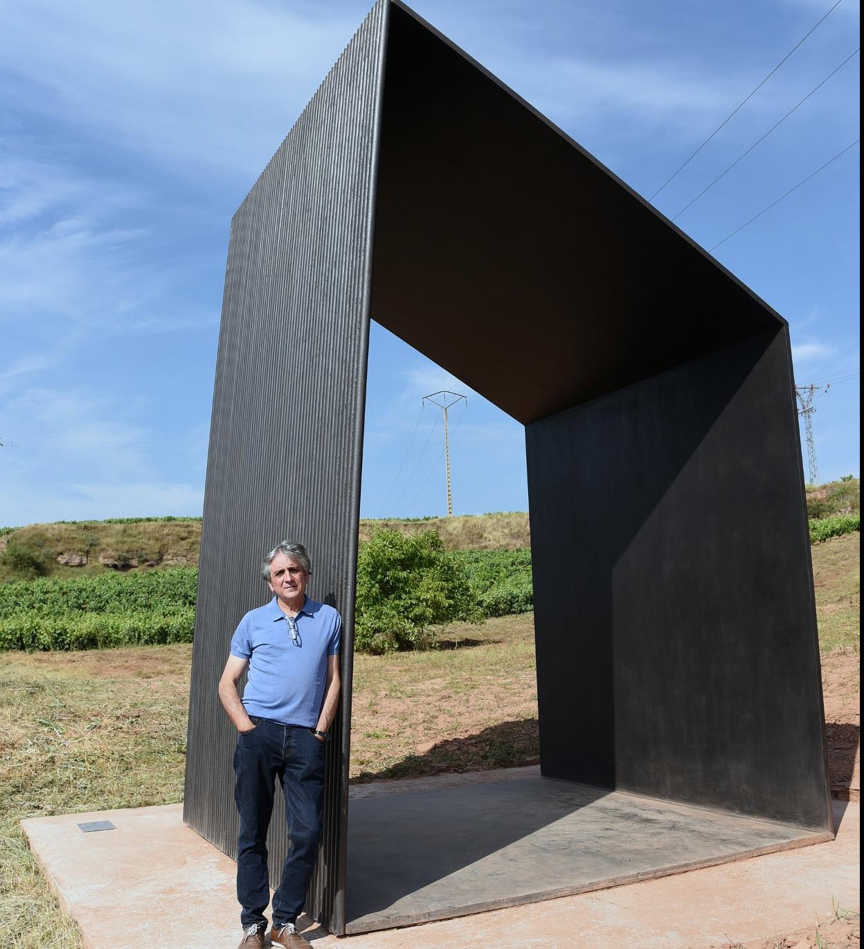 José Carlos Balanza, posa apoyado sobre uno de los lados de su monumental escultura. 