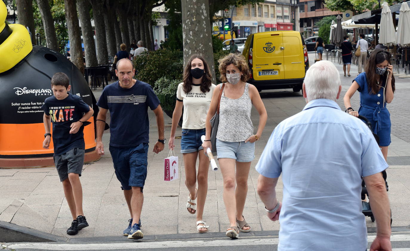 Peatones en El Espolón logroñes. 