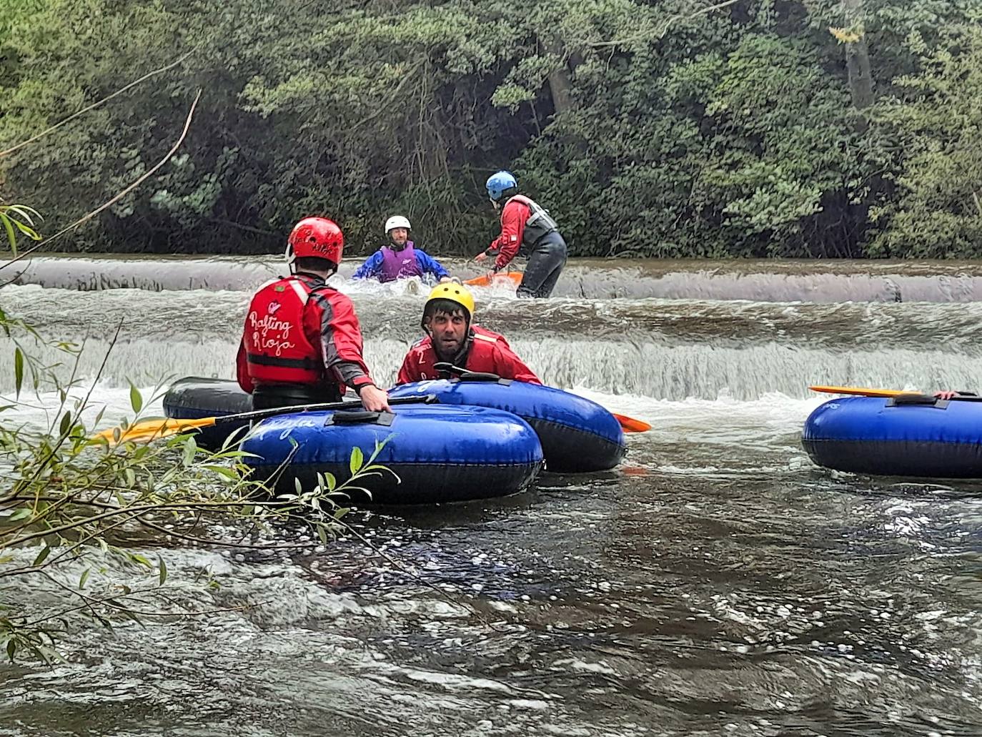 Más de un centenar de personas han participado en el descenso del río. 