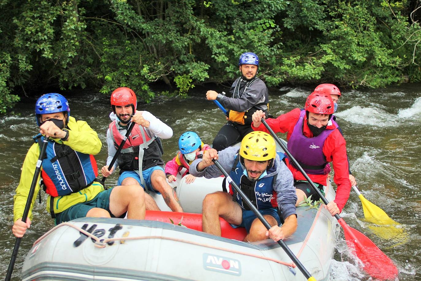 Más de un centenar de personas han participado en el descenso del río. 