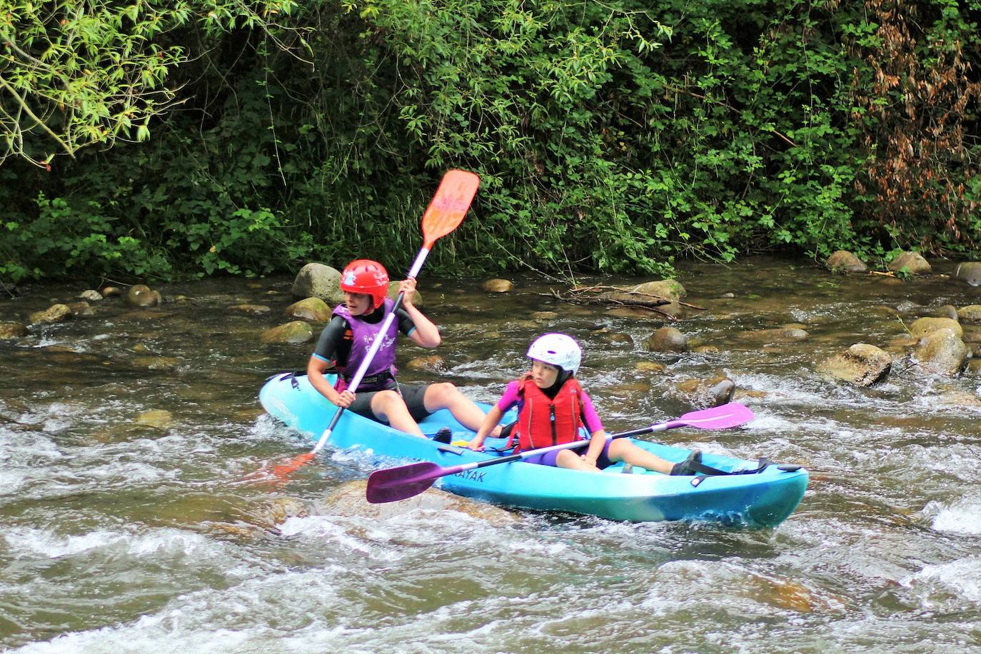 Más de un centenar de personas han participado en el descenso del río. 