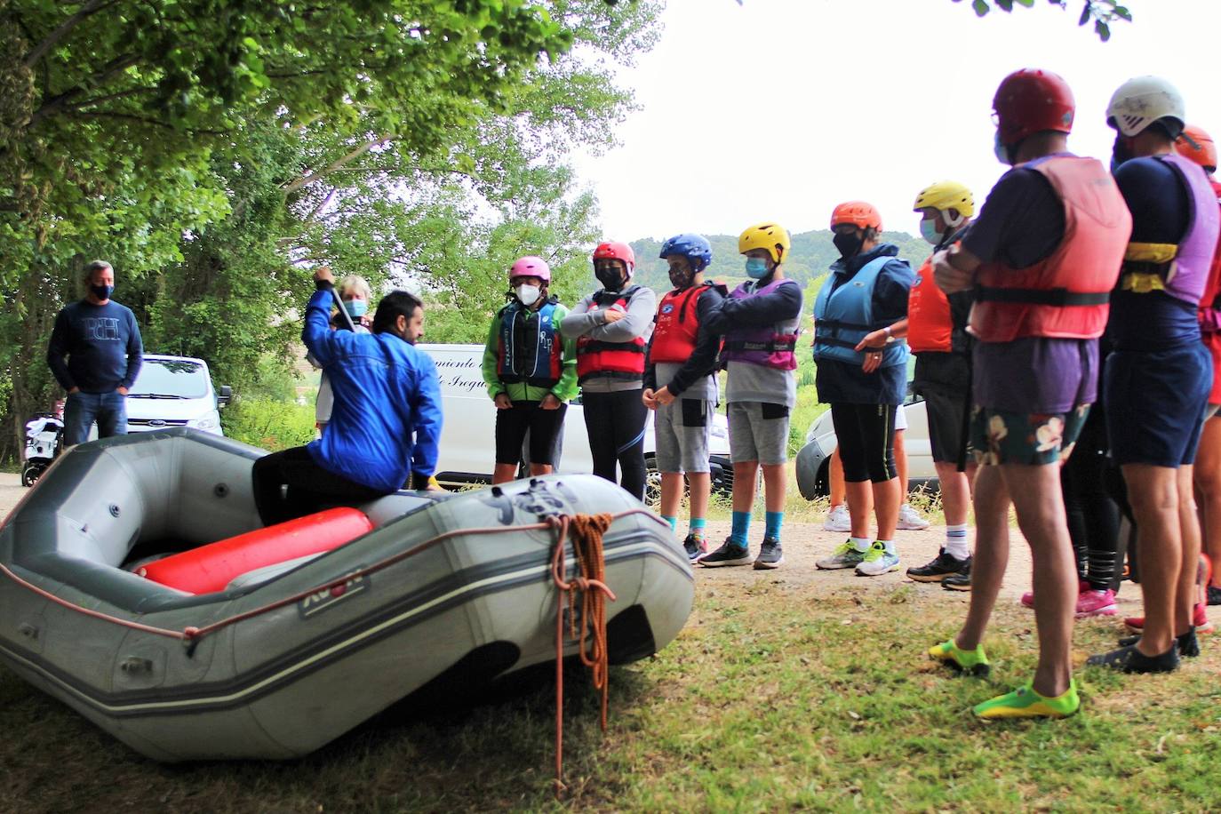 Más de un centenar de personas han participado en el descenso del río. 
