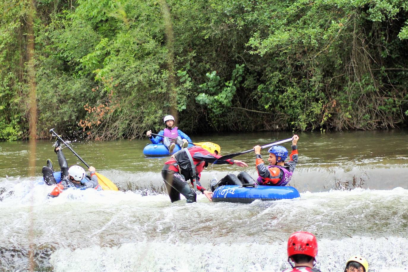 Más de un centenar de personas han participado en el descenso del río. 
