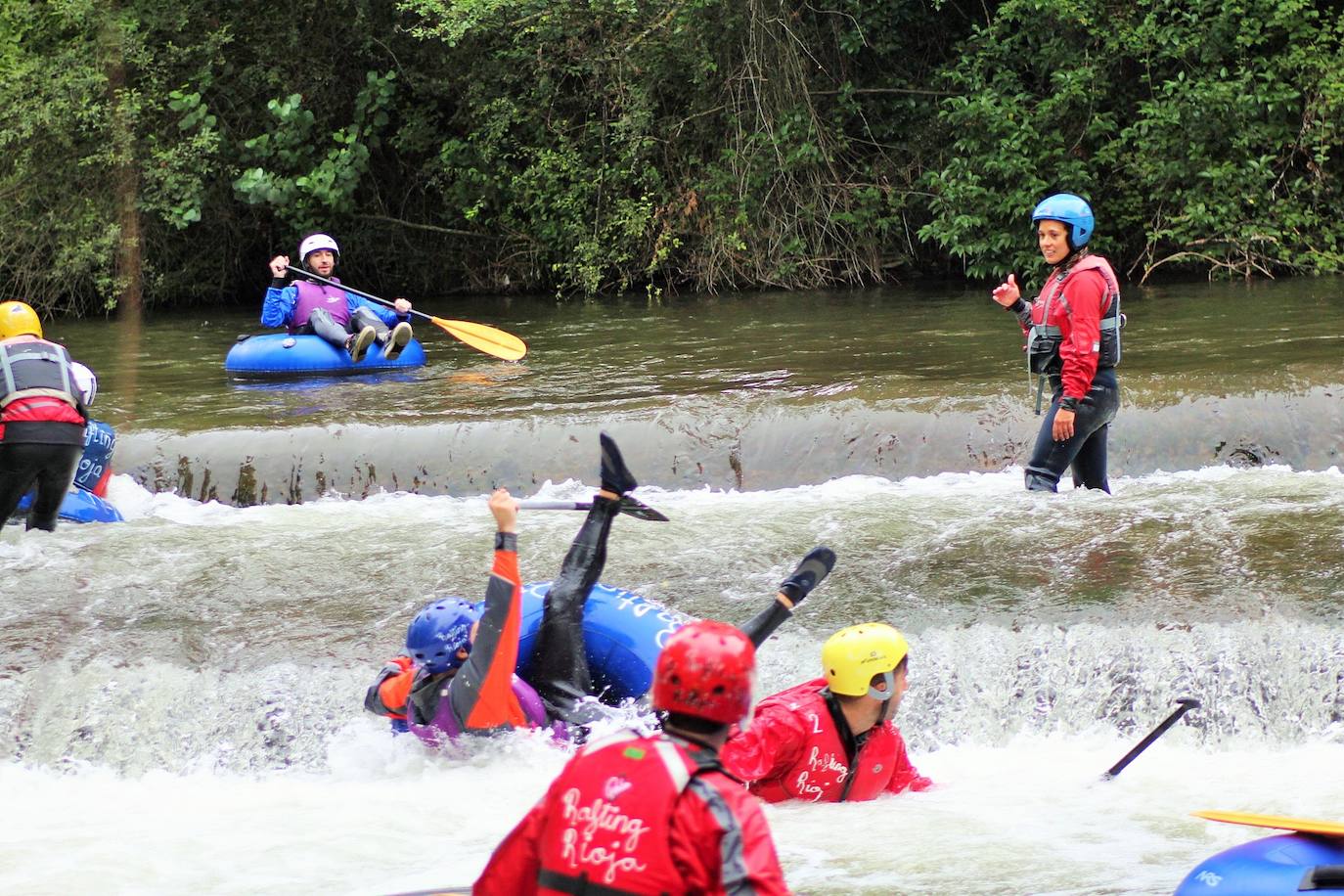 Más de un centenar de personas han participado en el descenso del río. 