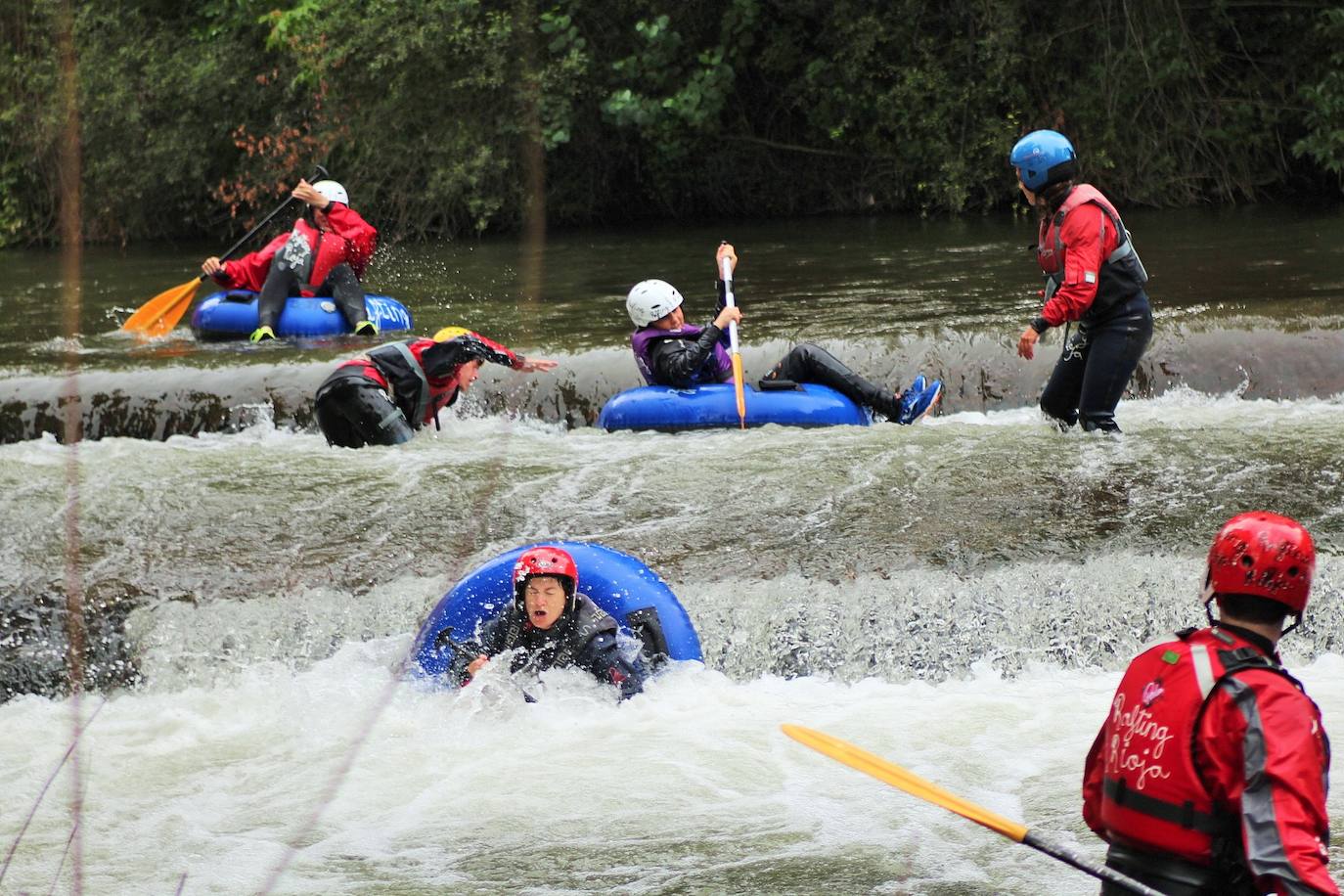 Más de un centenar de personas han participado en el descenso del río. 