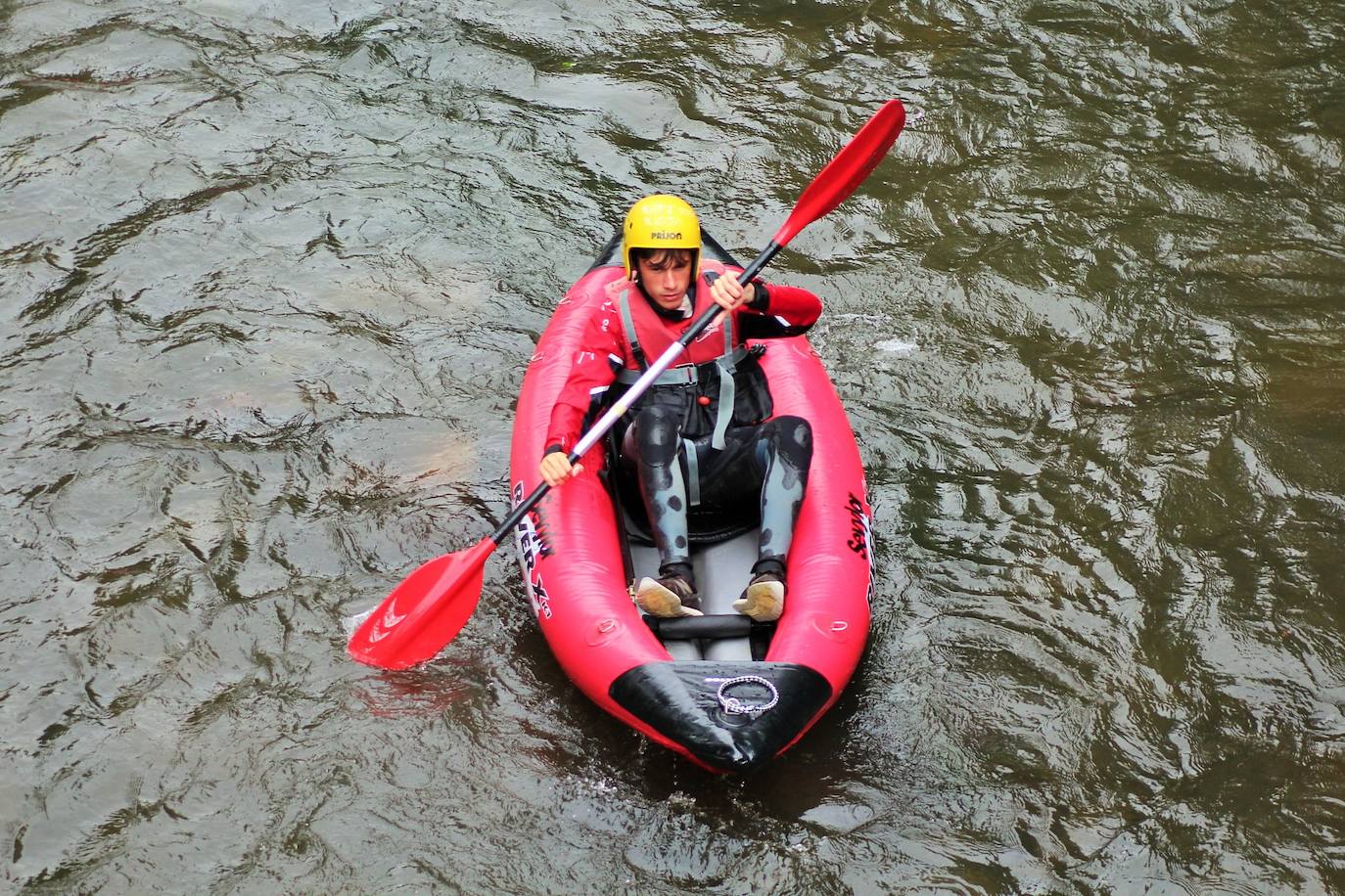 Más de un centenar de personas han participado en el descenso del río. 