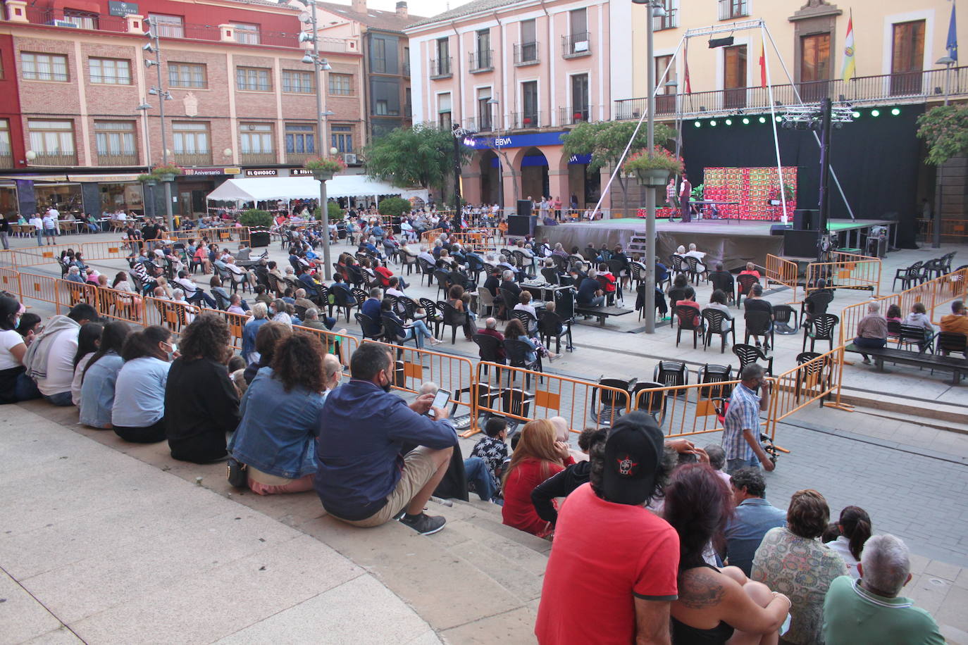 Artencalle, el Festival de Teatro, Circo y Artes de calle, ha convertido este fin de semana la plaza de España de Alfaro en un gran escenario al aire libre.