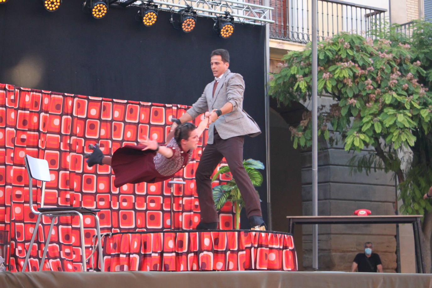 Artencalle, el Festival de Teatro, Circo y Artes de calle, ha convertido este fin de semana la plaza de España de Alfaro en un gran escenario al aire libre.