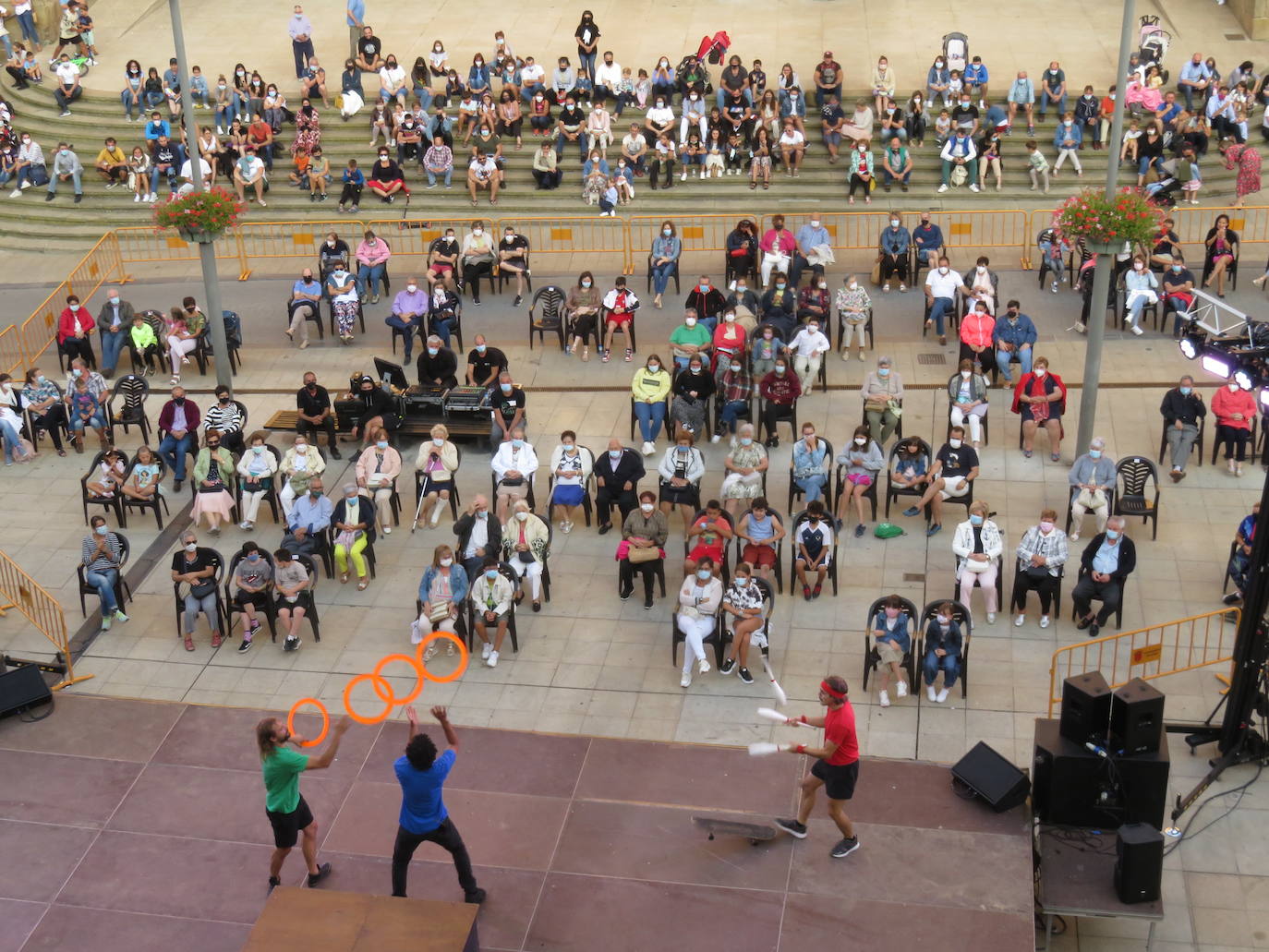 Artencalle, el Festival de Teatro, Circo y Artes de calle, ha convertido este fin de semana la plaza de España de Alfaro en un gran escenario al aire libre.