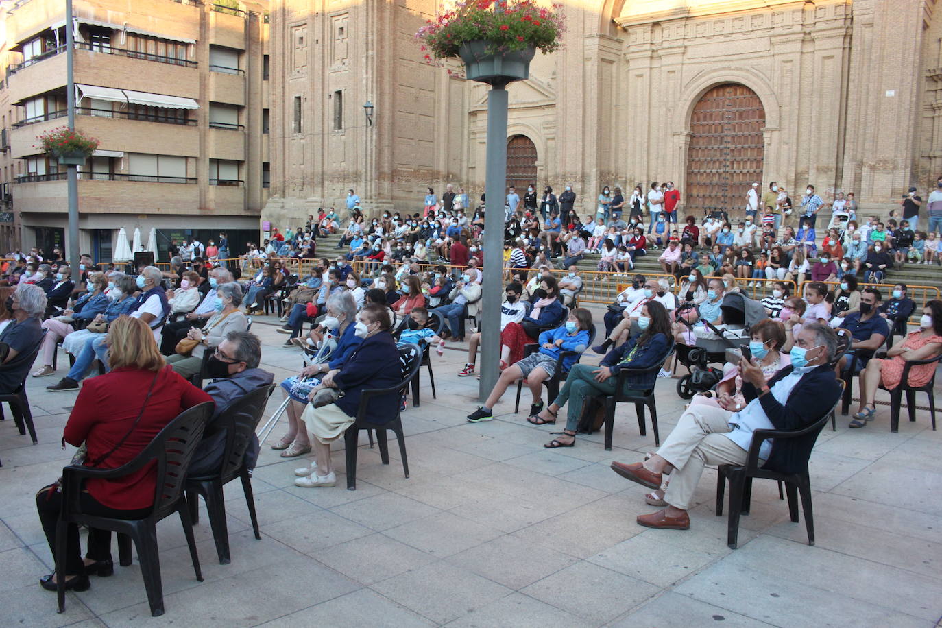 Artencalle, el Festival de Teatro, Circo y Artes de calle, ha convertido este fin de semana la plaza de España de Alfaro en un gran escenario al aire libre.