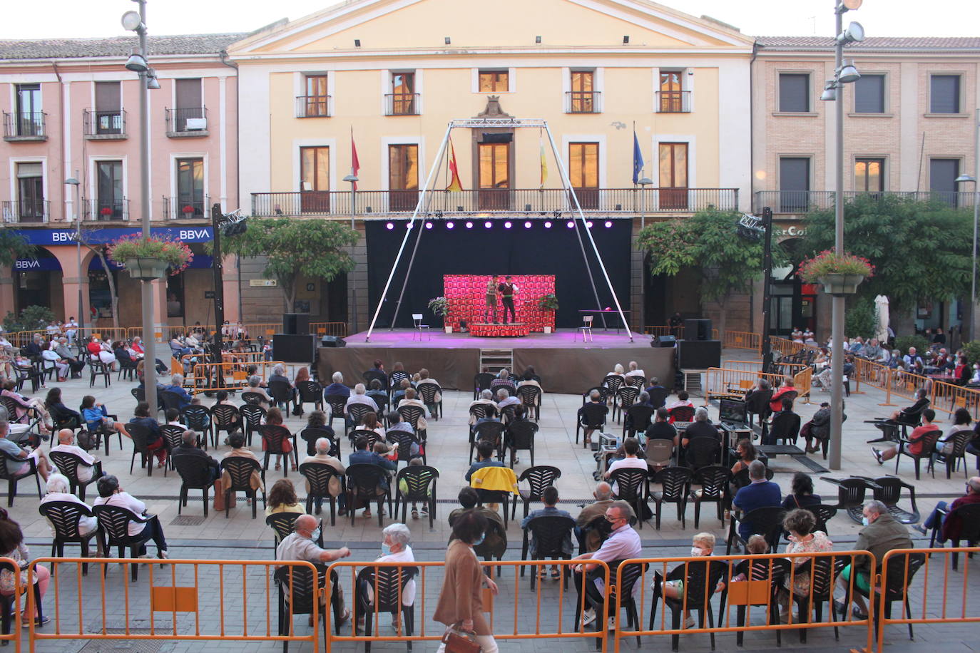 Artencalle, el Festival de Teatro, Circo y Artes de calle, ha convertido este fin de semana la plaza de España de Alfaro en un gran escenario al aire libre.