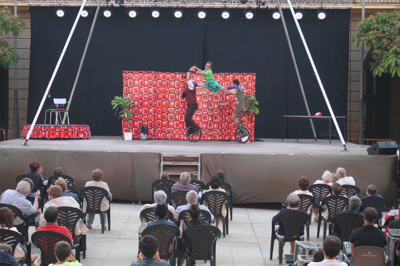 Artencalle, el Festival de Teatro, Circo y Artes de calle, ha convertido este fin de semana la plaza de España de Alfaro en un gran escenario al aire libre.