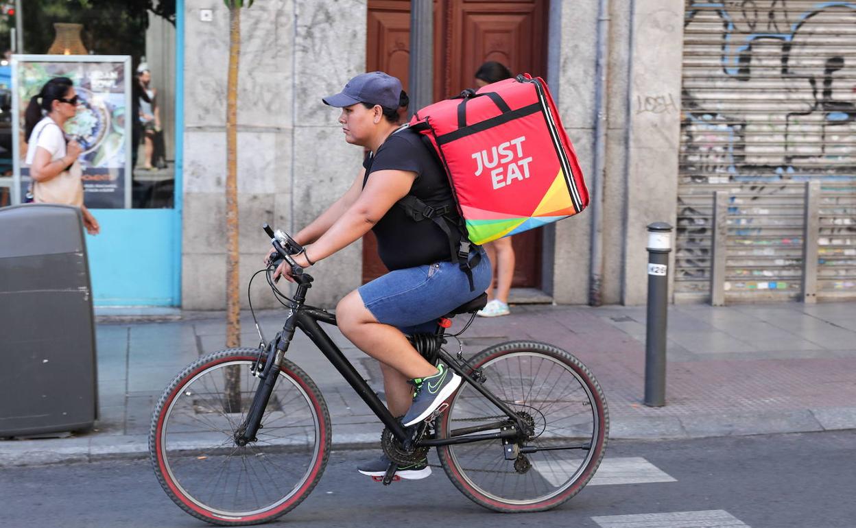 Just Eat y los sindicatos negocian el primer convenio colectivo para 'riders'