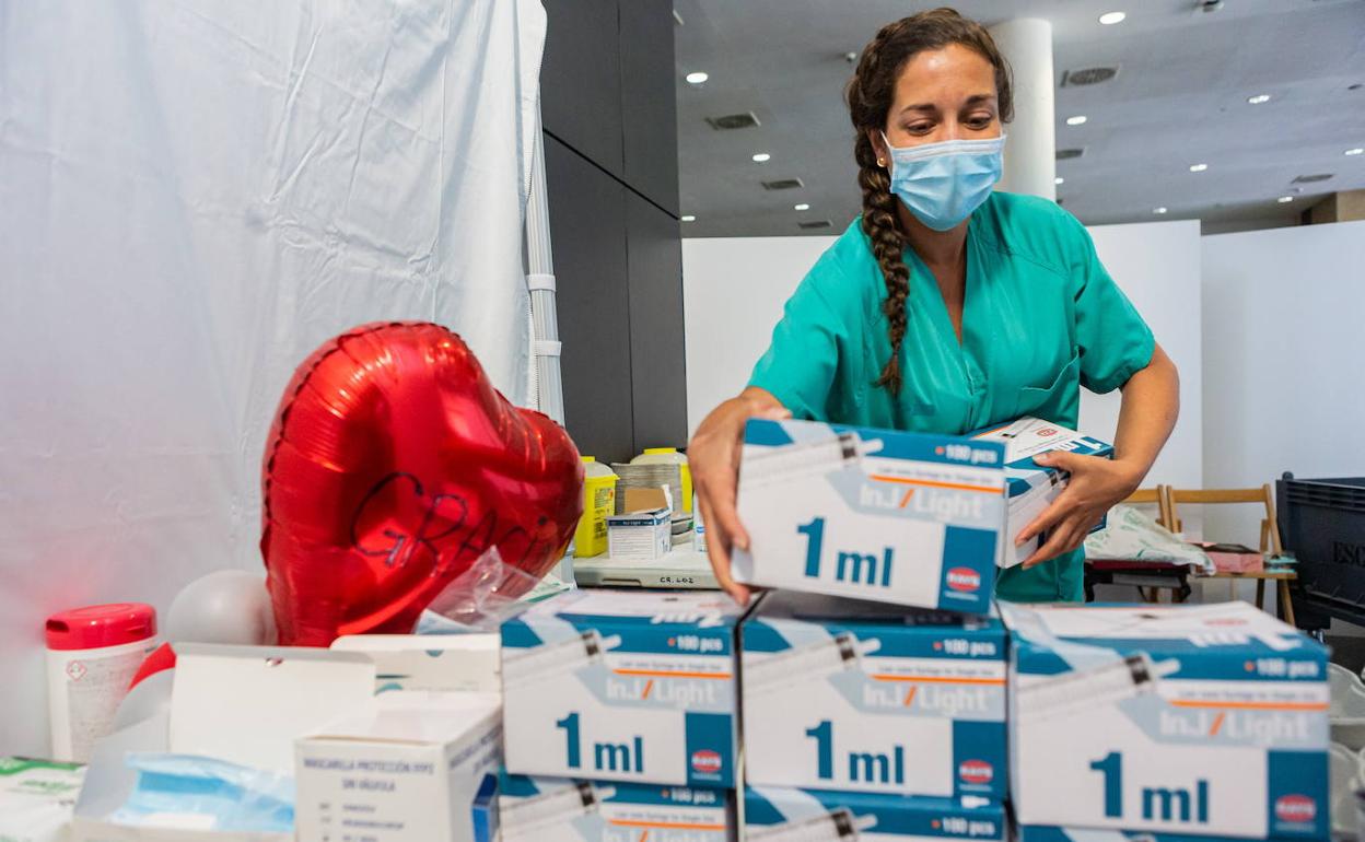 Una sanitaria coloca cajas de vacunas antes de su preparación en el Riojafórum. 