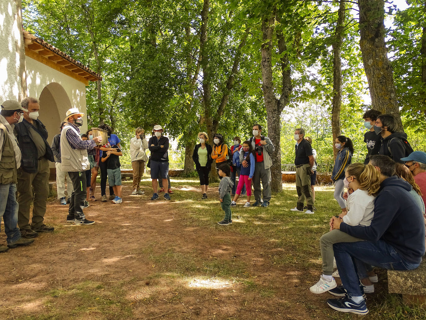 La Asociación Benéfico Cultural de Nieva de Cameros y la Asociación por el Medio Ambiente Rural en La Rioja han celebrado dos jornadas con el título 'Conociendo las mariposas'. Primero se celebró una en la aldea Montemediano, donde se lograron identificar fácilmente diecinueve especies el pasado 18 de julio, y después, el domingo 1 de agosto, se catalogaron una veintena de mariposas en Nieva, algunas tan singulares como la tigre.