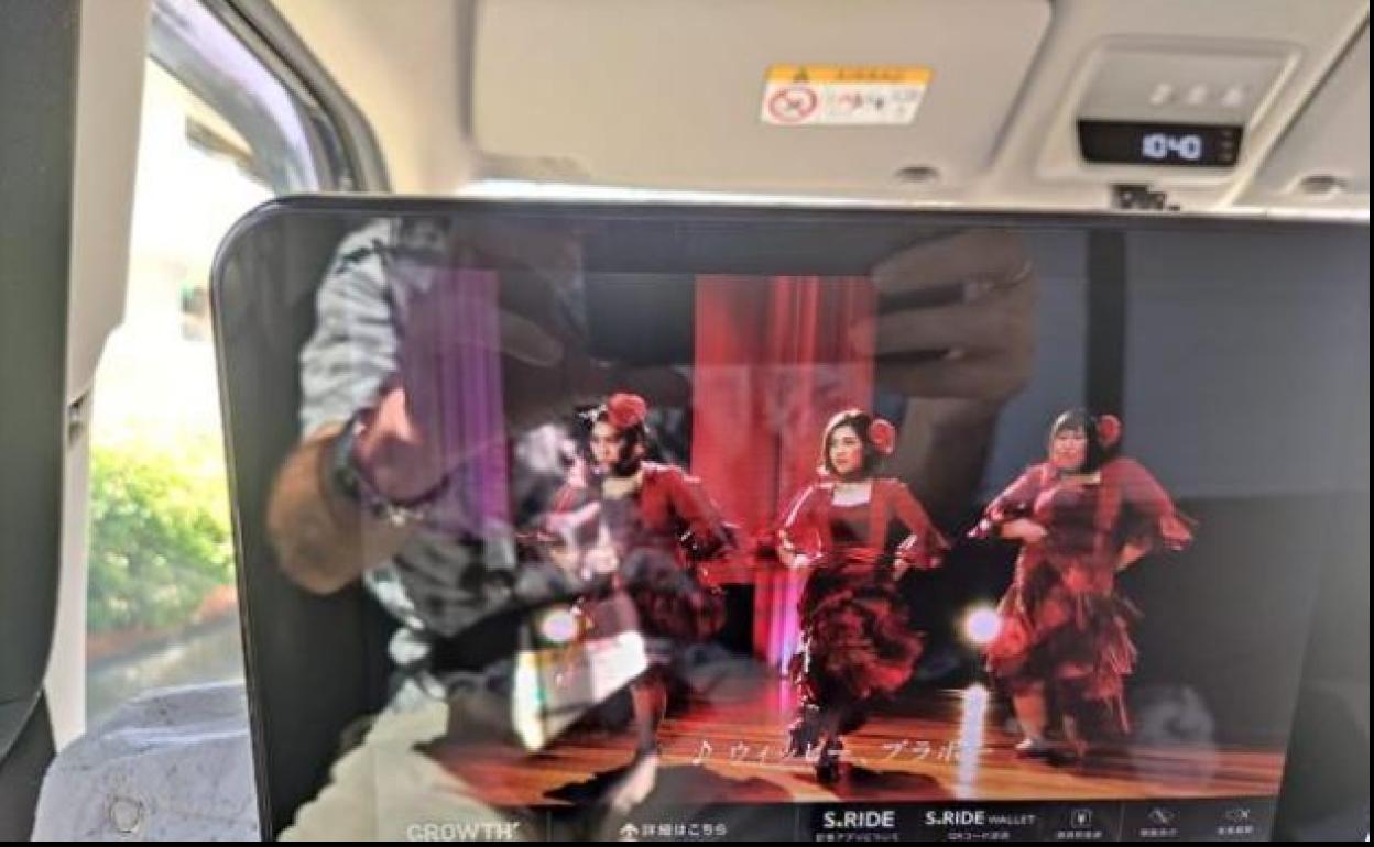 Imagen de un anuncio en la pantalla de un taxi en Tokio.