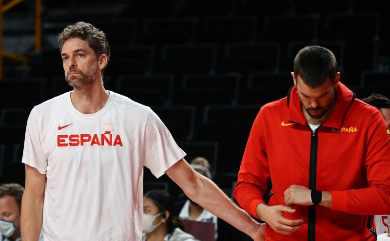 Pau y Marc Gasol, tras su último partido con la selección. 