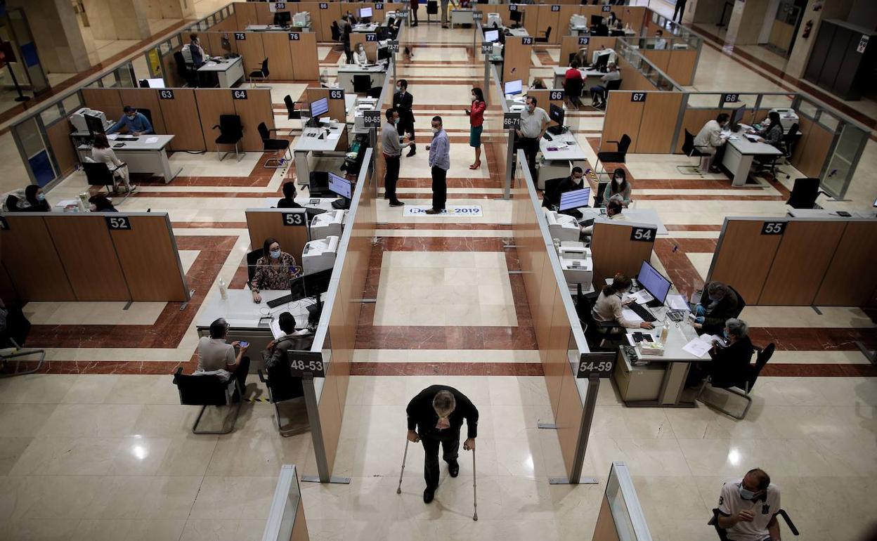 Ciudadanos en una oficina de Hacienda. 