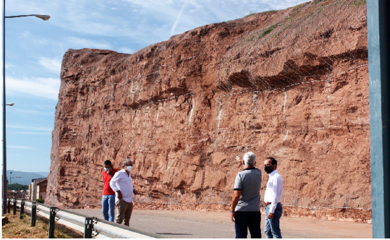 Maeztu explica a Baena las obras, con Martínez y García al lado. 
