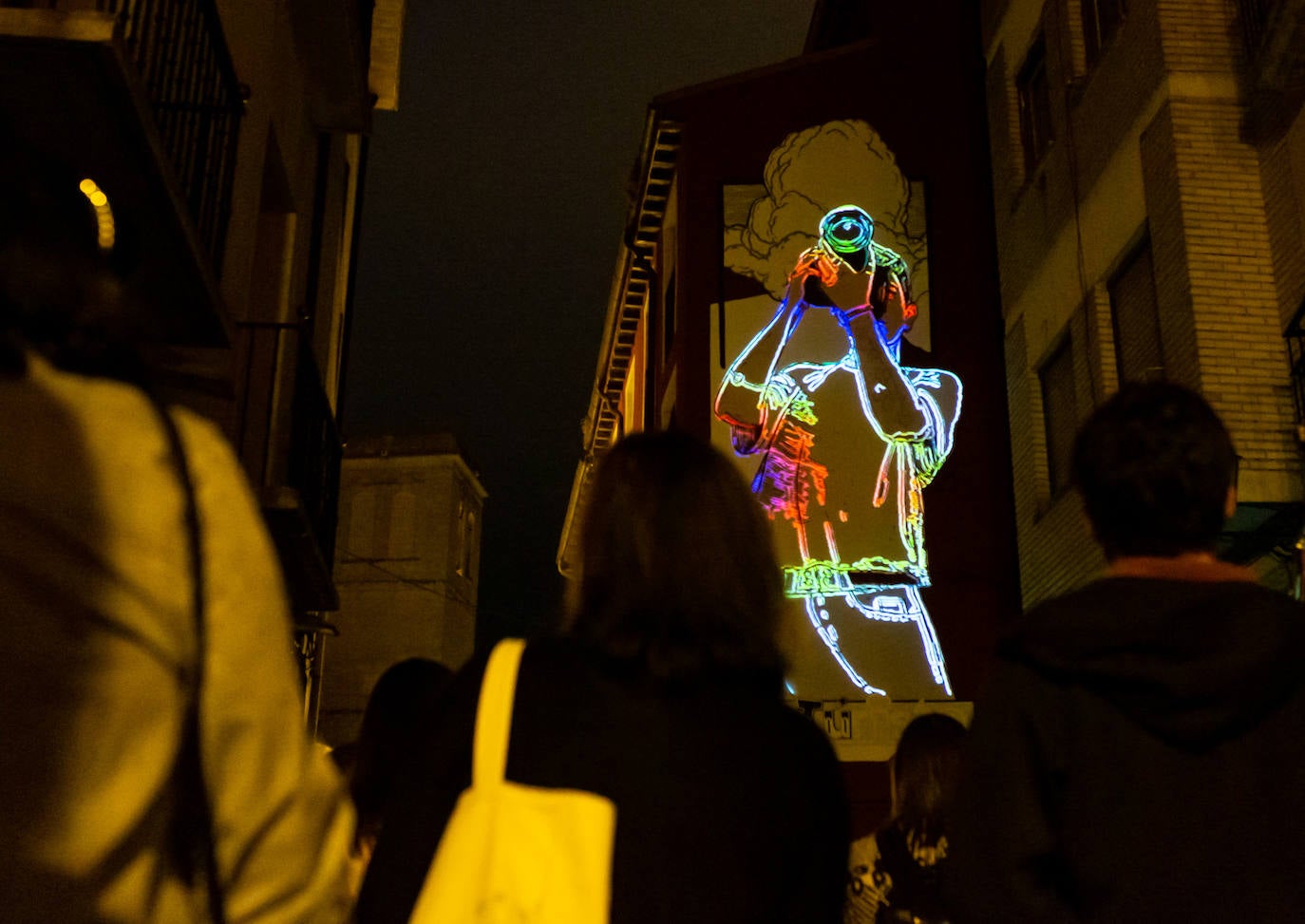 Arranca la ruta guiada de 'videomapping' en Logroño como una iniciativa pionera que ayer reunió a 200 personas. 