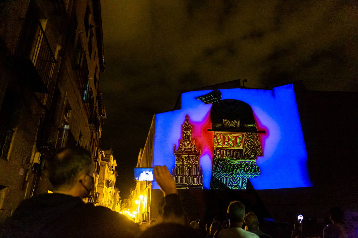 Arranca la ruta guiada de 'videomapping' en Logroño como una iniciativa pionera que ayer reunió a 200 personas. 