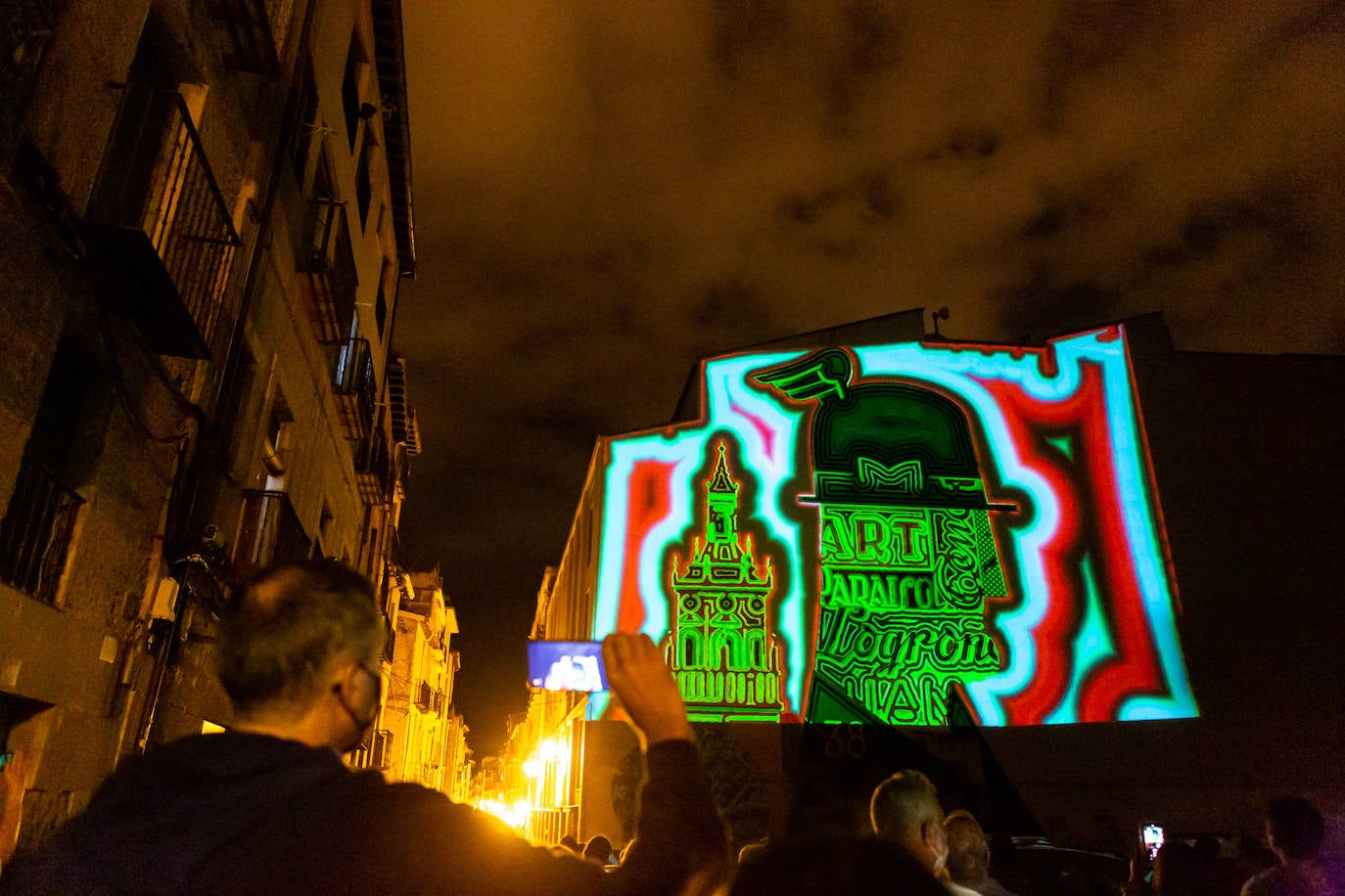 Arranca la ruta guiada de 'videomapping' en Logroño como una iniciativa pionera que ayer reunió a 200 personas. 