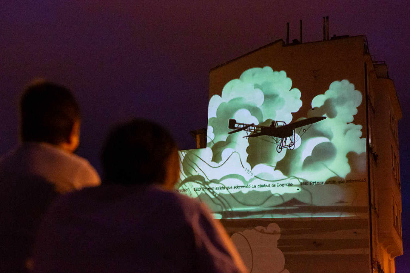 Arranca la ruta guiada de 'videomapping' en Logroño como una iniciativa pionera que ayer reunió a 200 personas. 