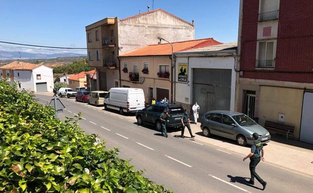 La Guardia Civil actúa en la calle Santa Ana de Entrena. 