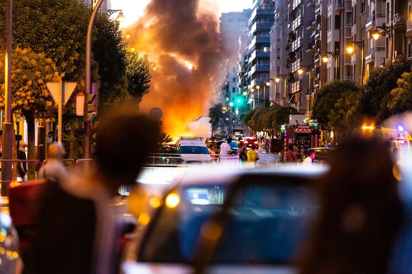 El humo y las llamas alertaron a los vecinos al arder una furgoneta