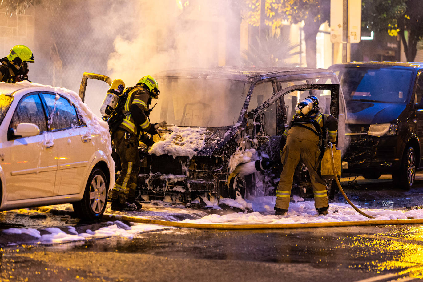 El humo y las llamas alertaron a los vecinos al arder una furgoneta