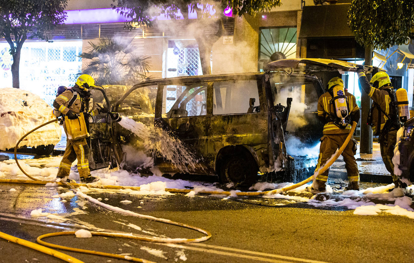 El humo y las llamas alertaron a los vecinos al arder una furgoneta