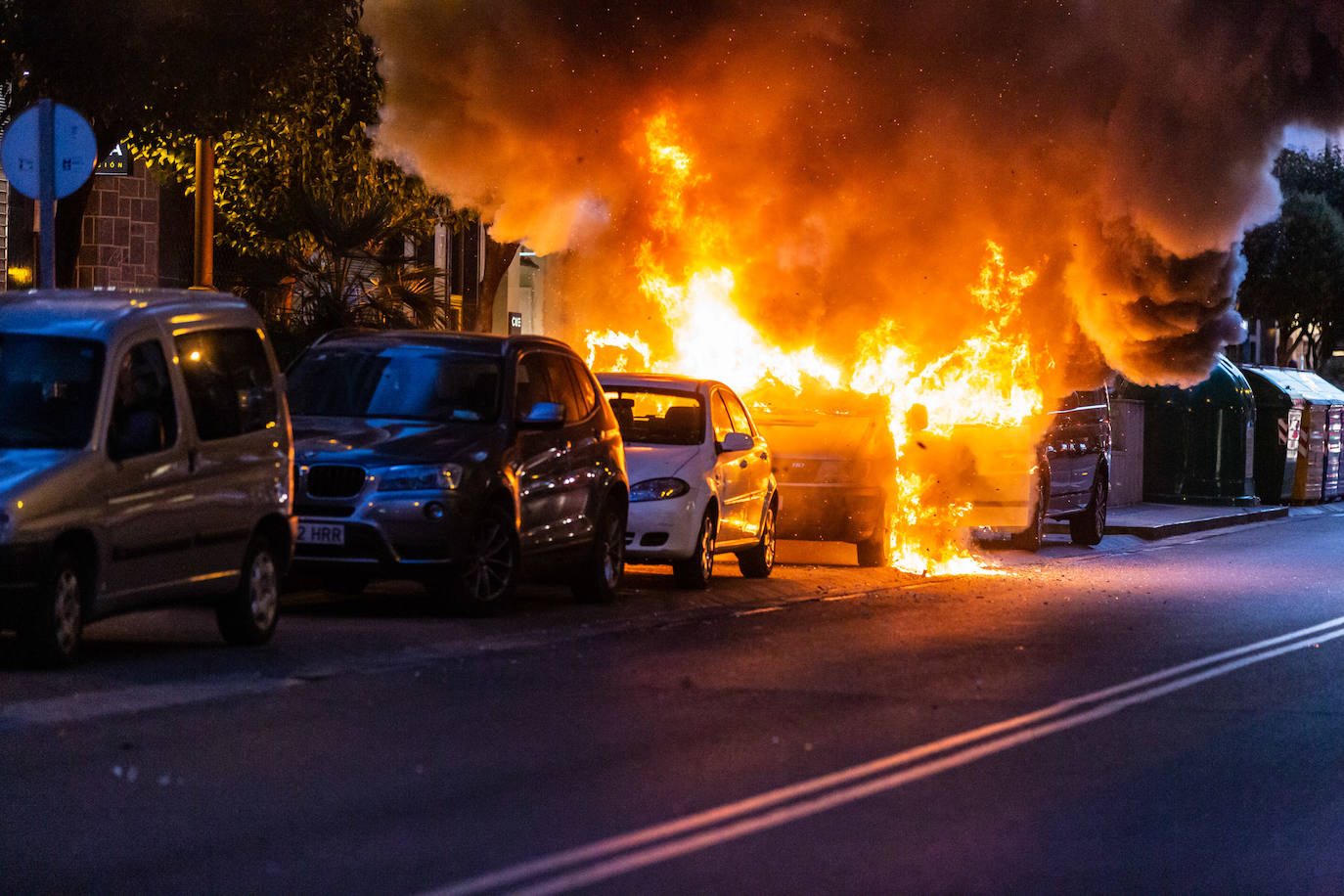 El humo y las llamas alertaron a los vecinos al arder una furgoneta