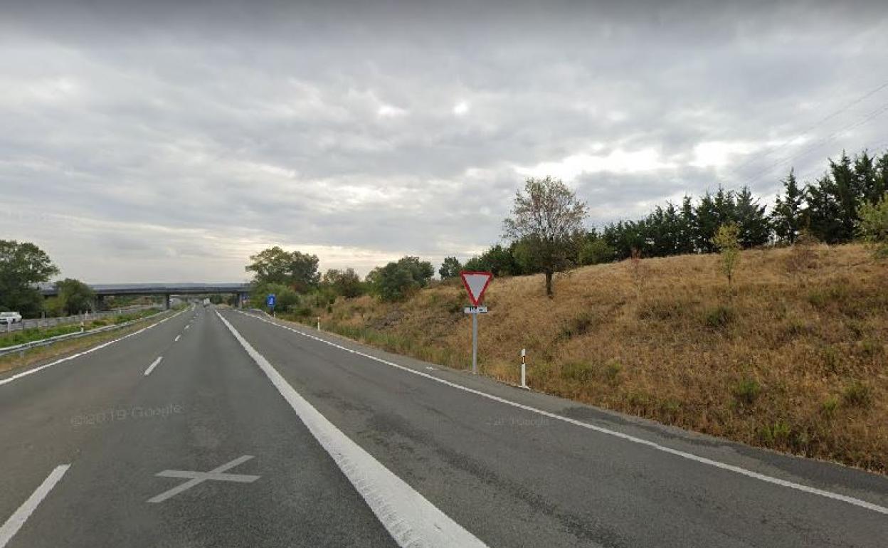 Una mujer excarcelada en un accidente en la AP-68 en Lardero, con dos heridas