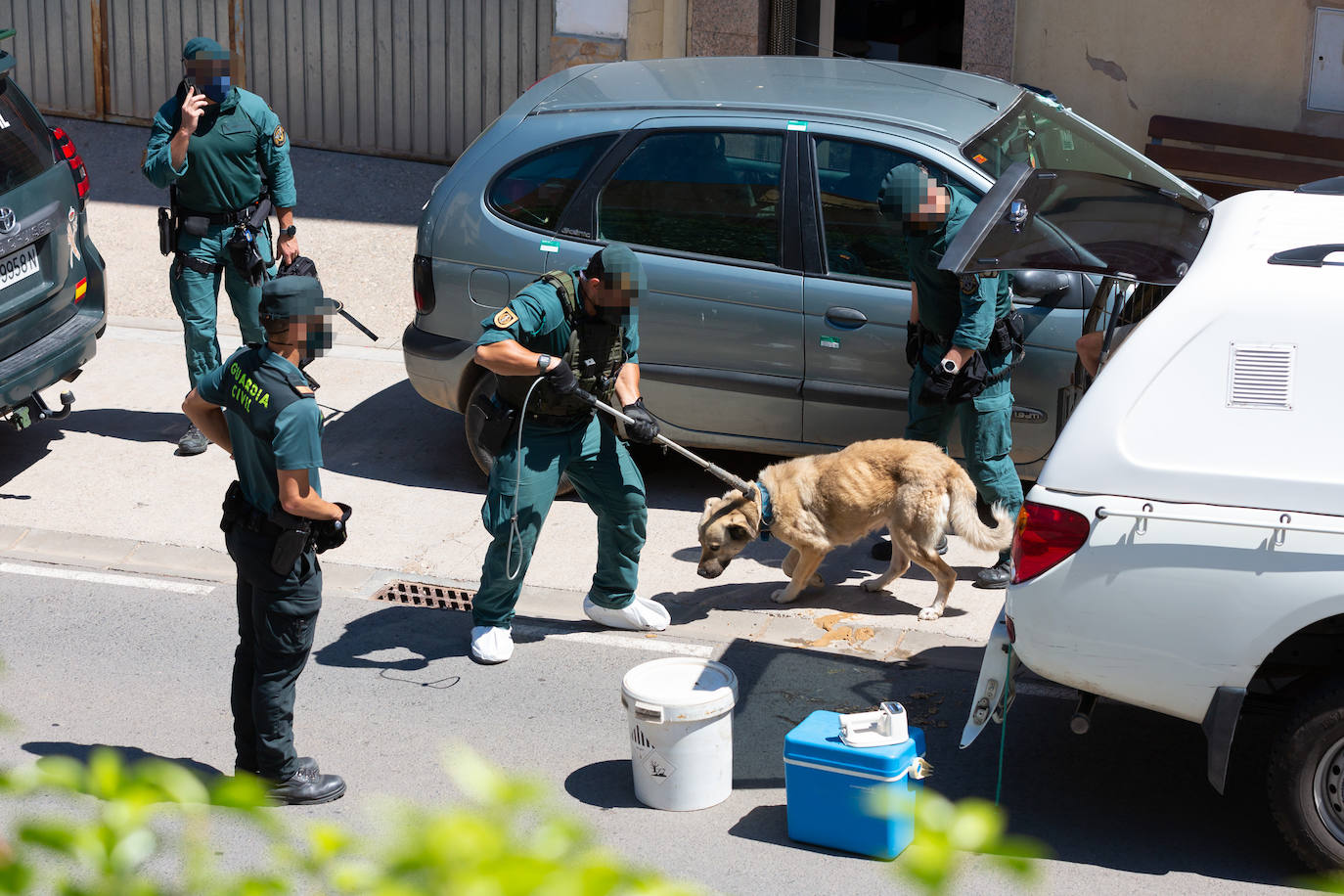 La Guardia Civil sacó ayer esposado al vecino del número 32 de la avenida de Santa Ana, investigó en el interior de la casay buscó con un perro a Javier Ovejas Abad-