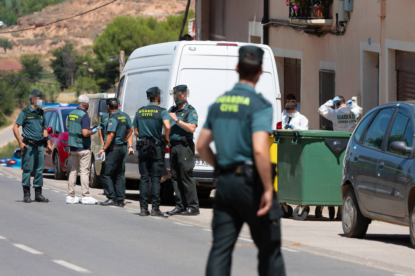 La Guardia Civil sacó ayer esposado al vecino del número 32 de la avenida de Santa Ana, investigó en el interior de la casay buscó con un perro a Javier Ovejas Abad-