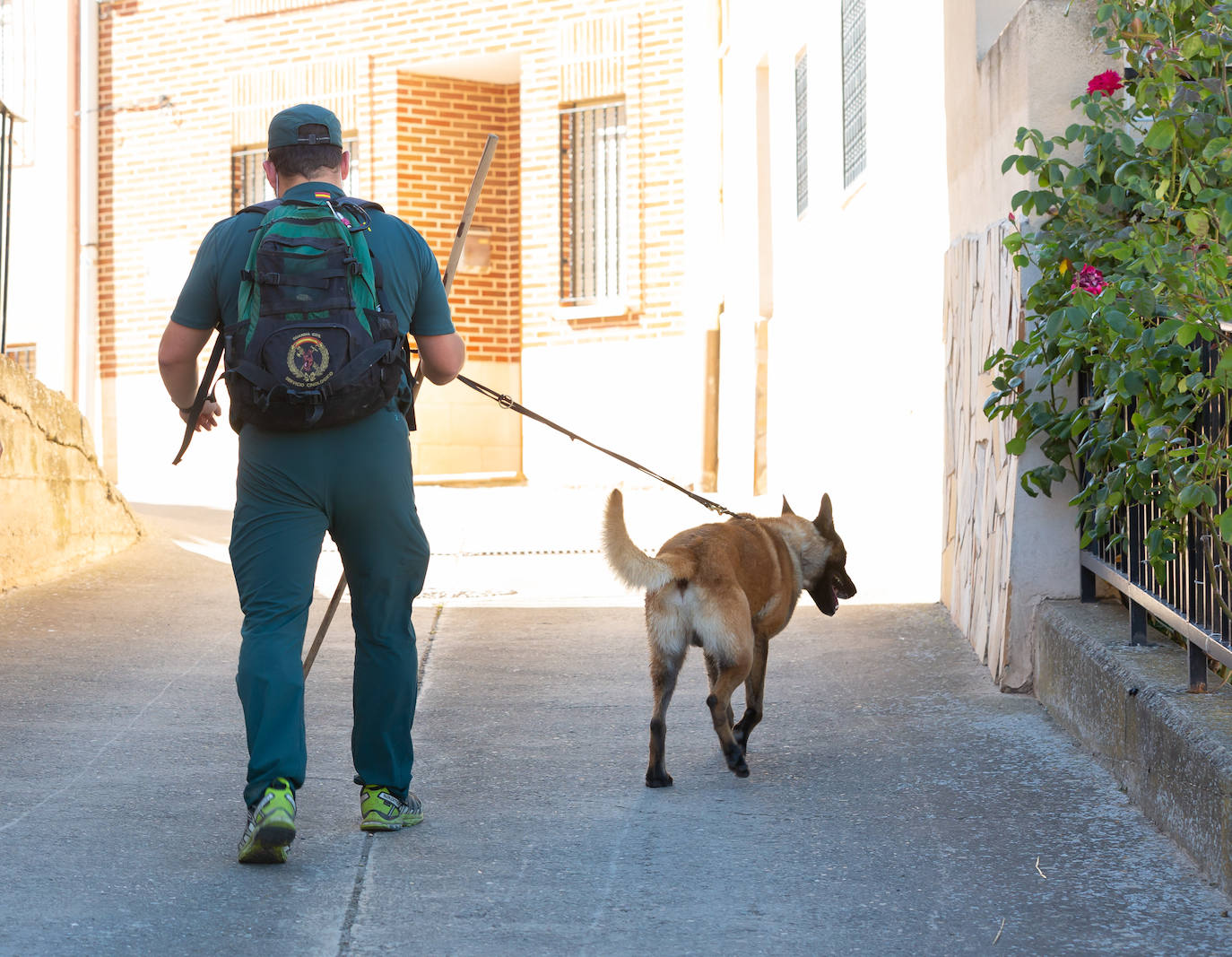 La Guardia Civil sacó ayer esposado al vecino del número 32 de la avenida de Santa Ana, investigó en el interior de la casay buscó con un perro a Javier Ovejas Abad-