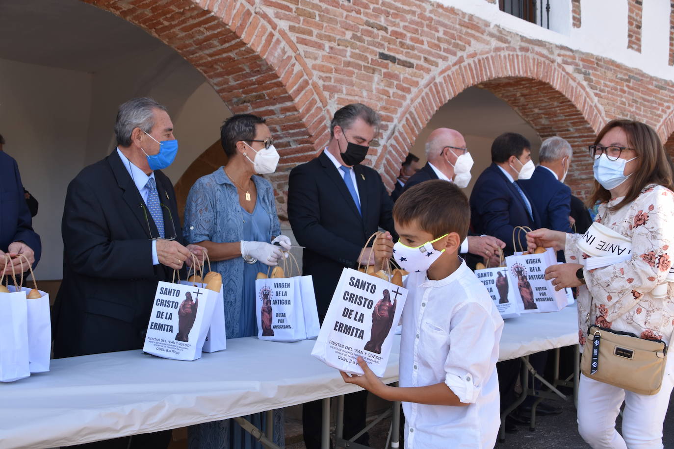 Fotos: Reparto de pan y queso en Quel y procesión a la ermita