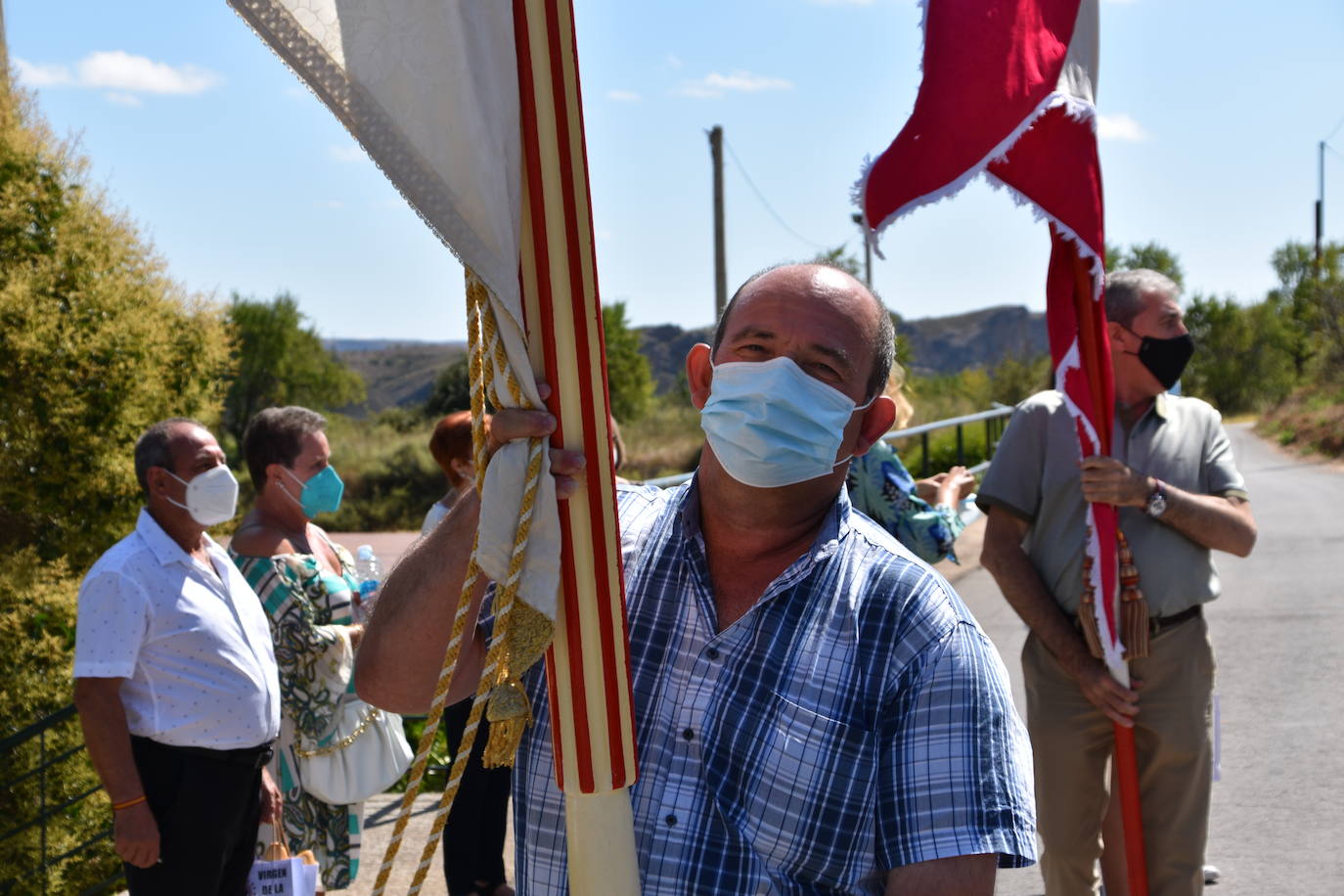 Fotos: Reparto de pan y queso en Quel y procesión a la ermita