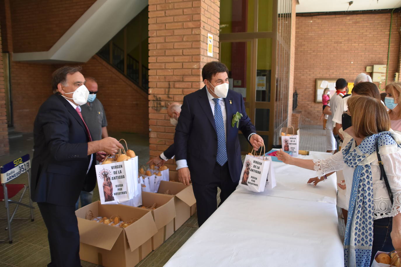 Fotos: Reparto de pan y queso en Quel y procesión a la ermita