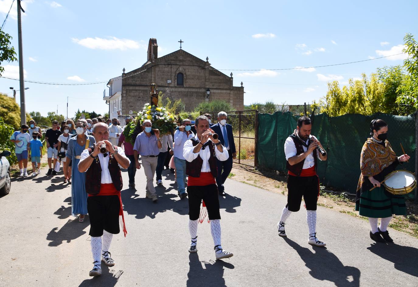 Fotos: Reparto de pan y queso en Quel y procesión a la ermita