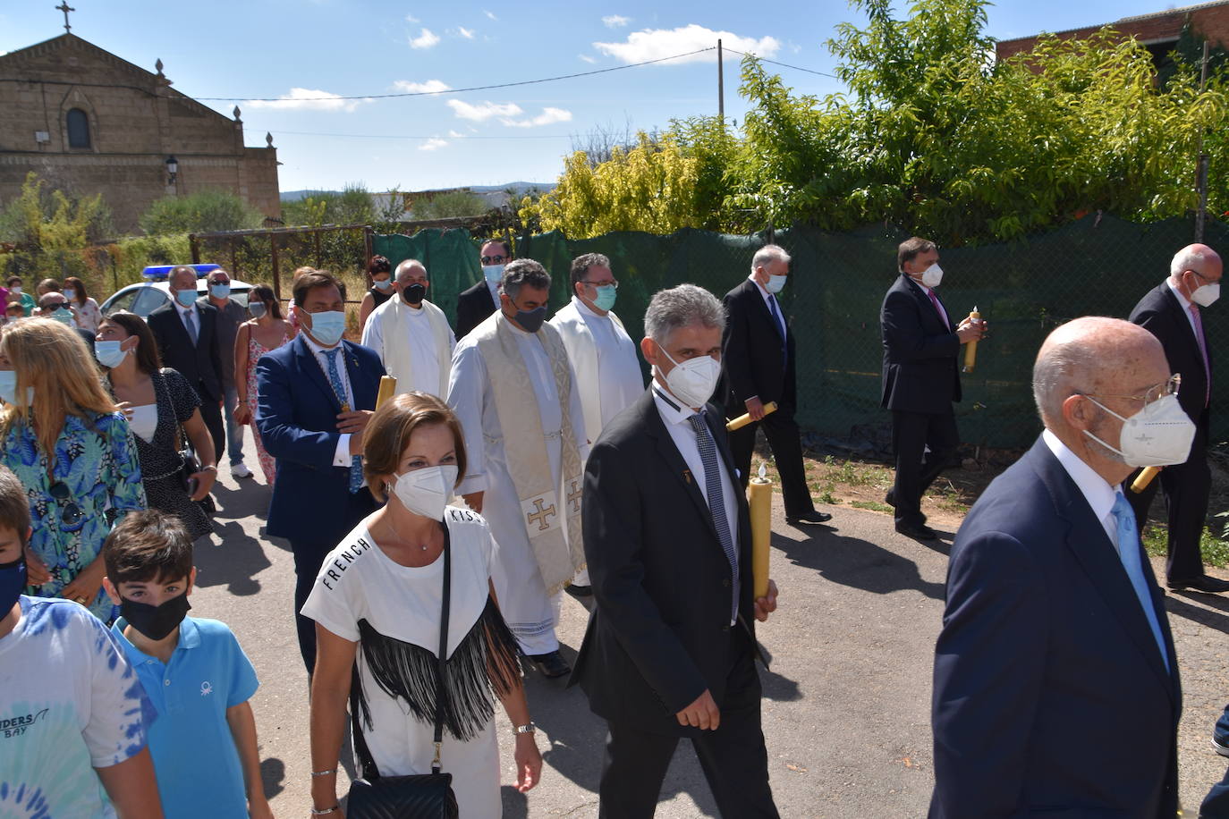 Fotos: Reparto de pan y queso en Quel y procesión a la ermita