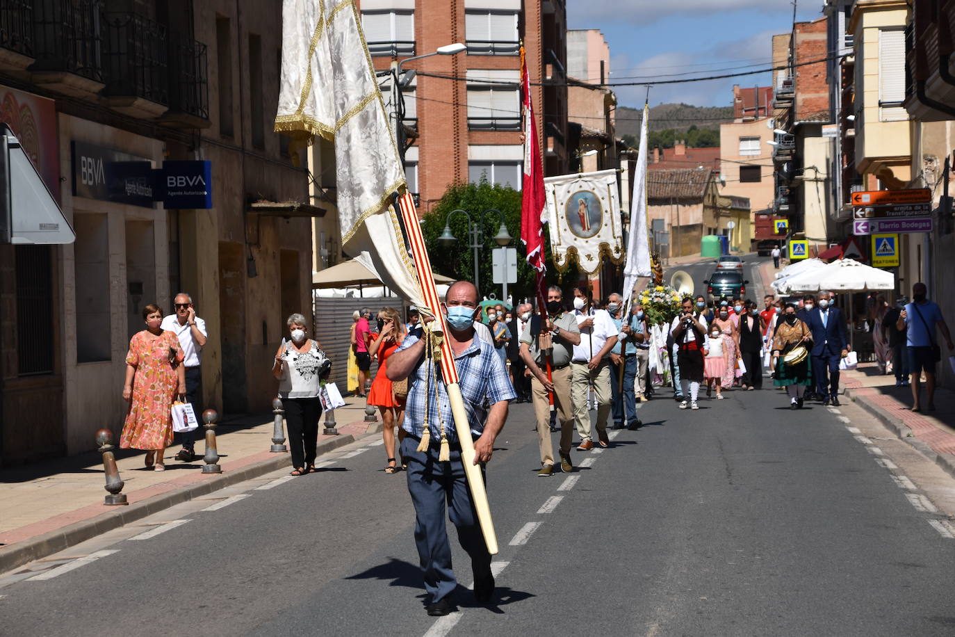 Fotos: Reparto de pan y queso en Quel y procesión a la ermita