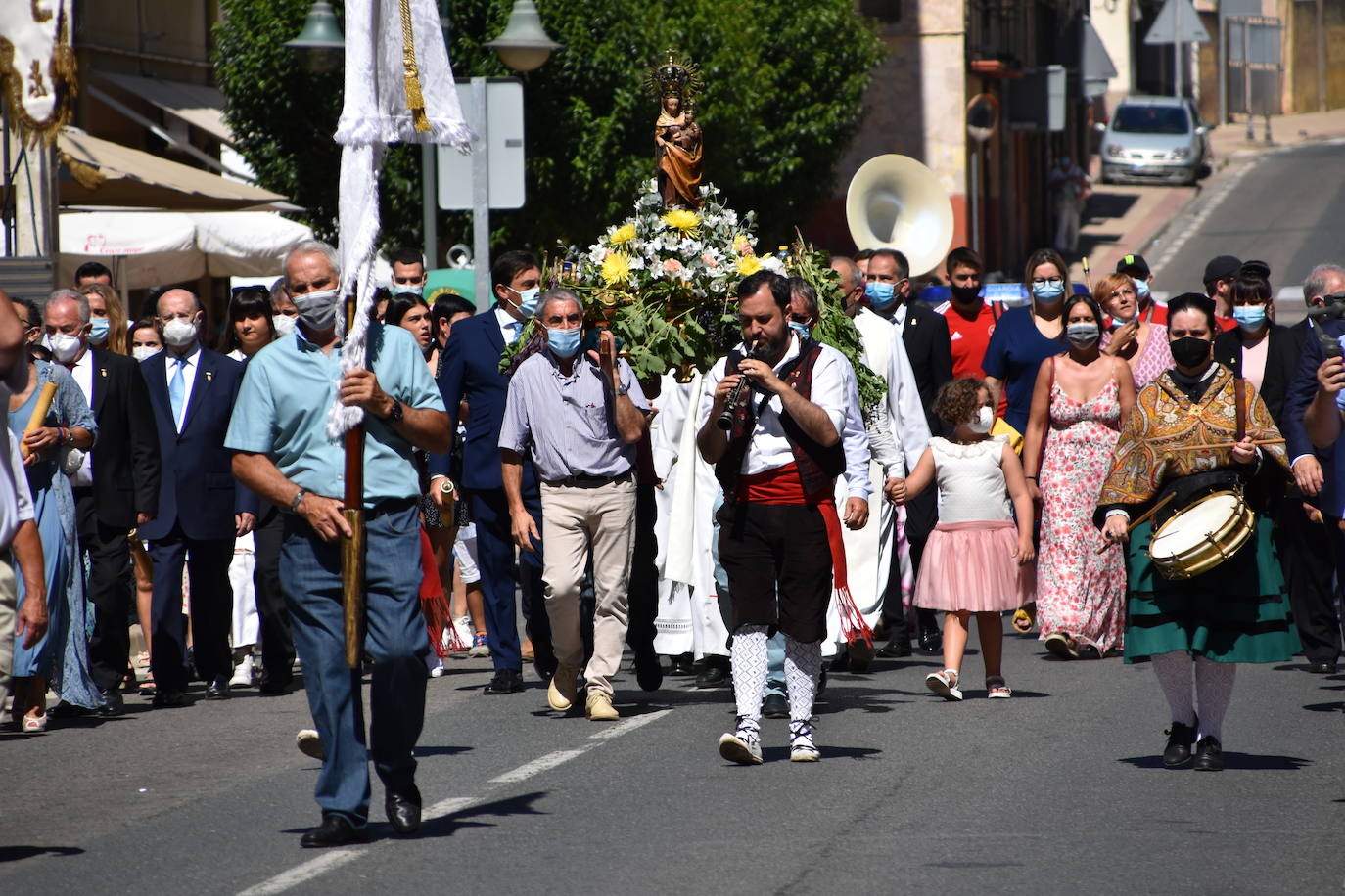 Fotos: Reparto de pan y queso en Quel y procesión a la ermita