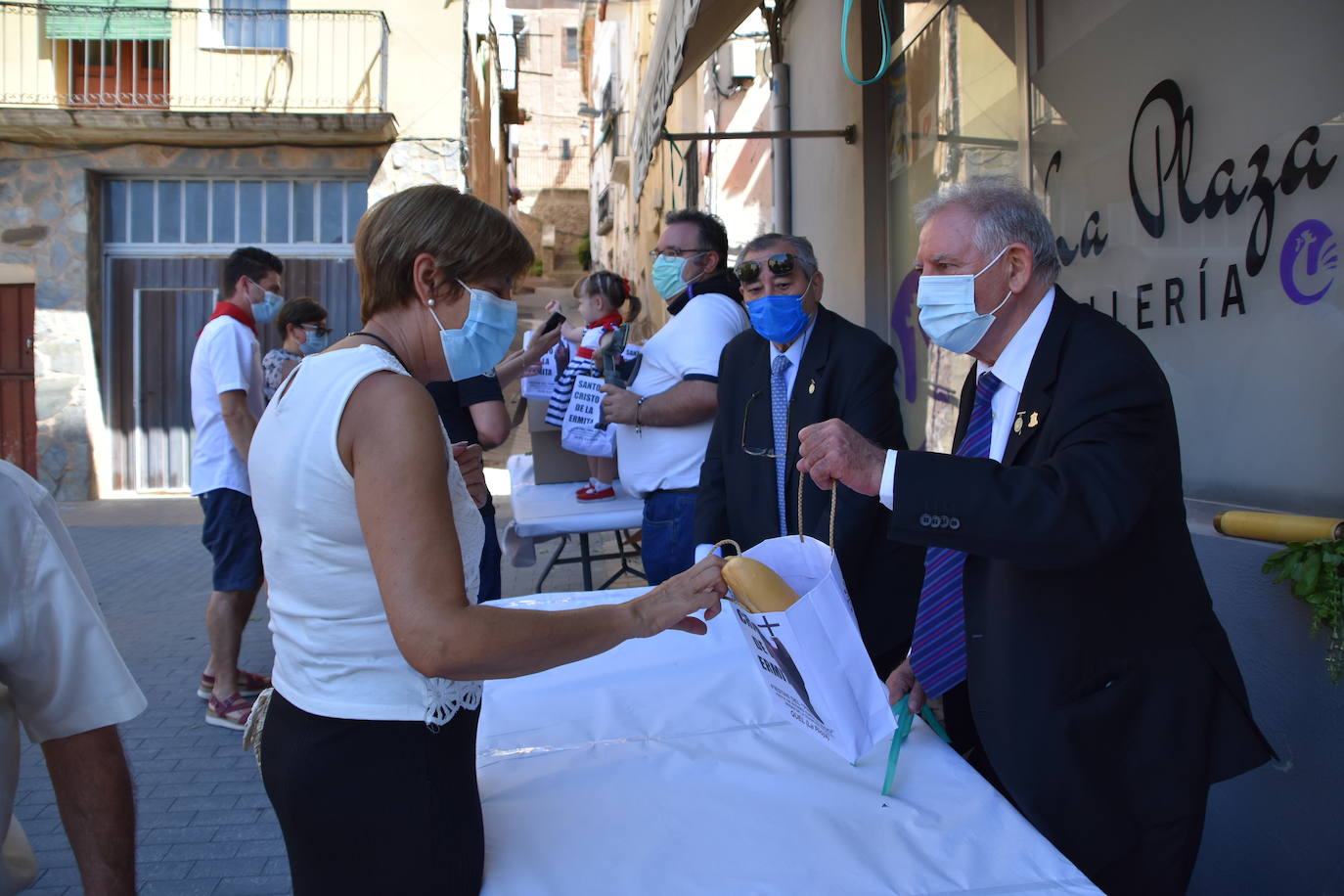 Fotos: Reparto de pan y queso en Quel y procesión a la ermita