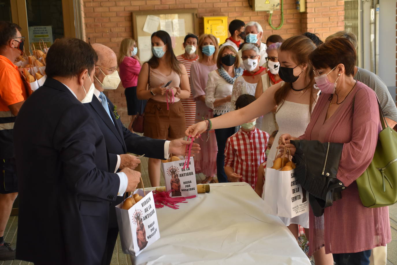 Fotos: Reparto de pan y queso en Quel y procesión a la ermita
