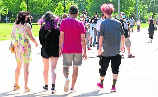 Padres con dos hijos quinceañeros, en Riojafórum.