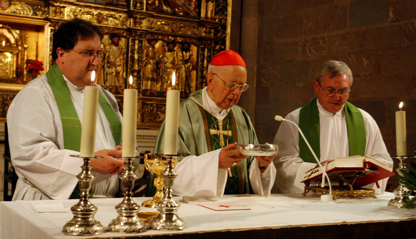 El cardenal oficia un eucaristía en la iglesia de Baños.