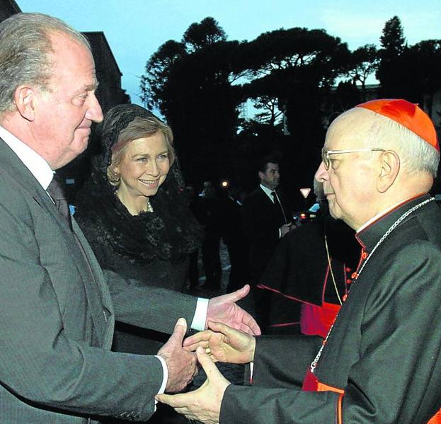 Martínez Somalo recibe a los Reyes en la Basílica de San Pedro tras el fallecimiento de Juan Pablo II, el 7 de abril de 2005. 