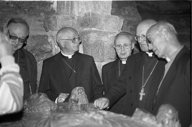 Junto a altos cargos de la iglesia, como el cardenal Suquía, Elías Yanes y el entonces obispo riojano, Francisco Álvarez, visitando San Millán.