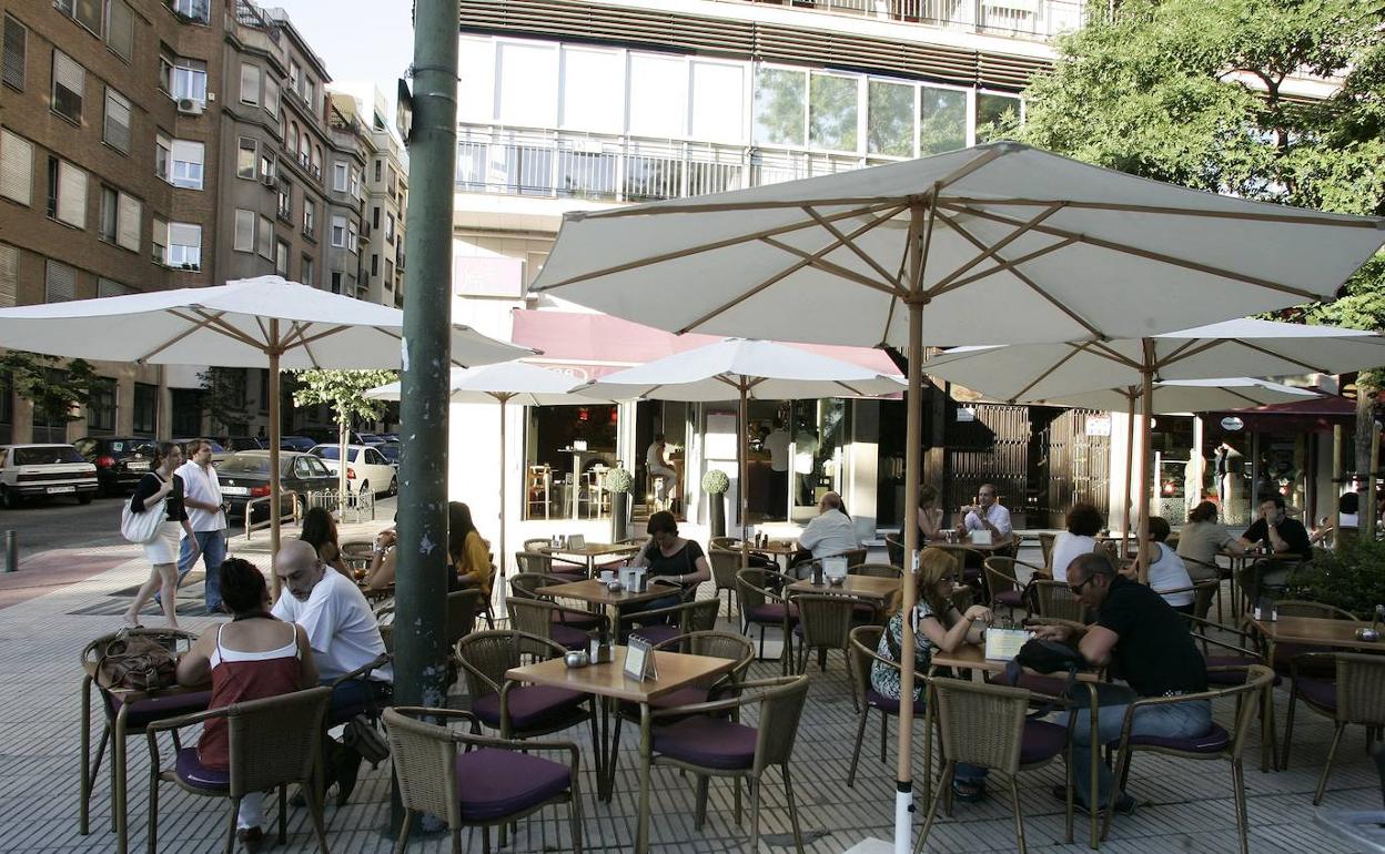 Terraza de un bar en una calle de Madrid. 